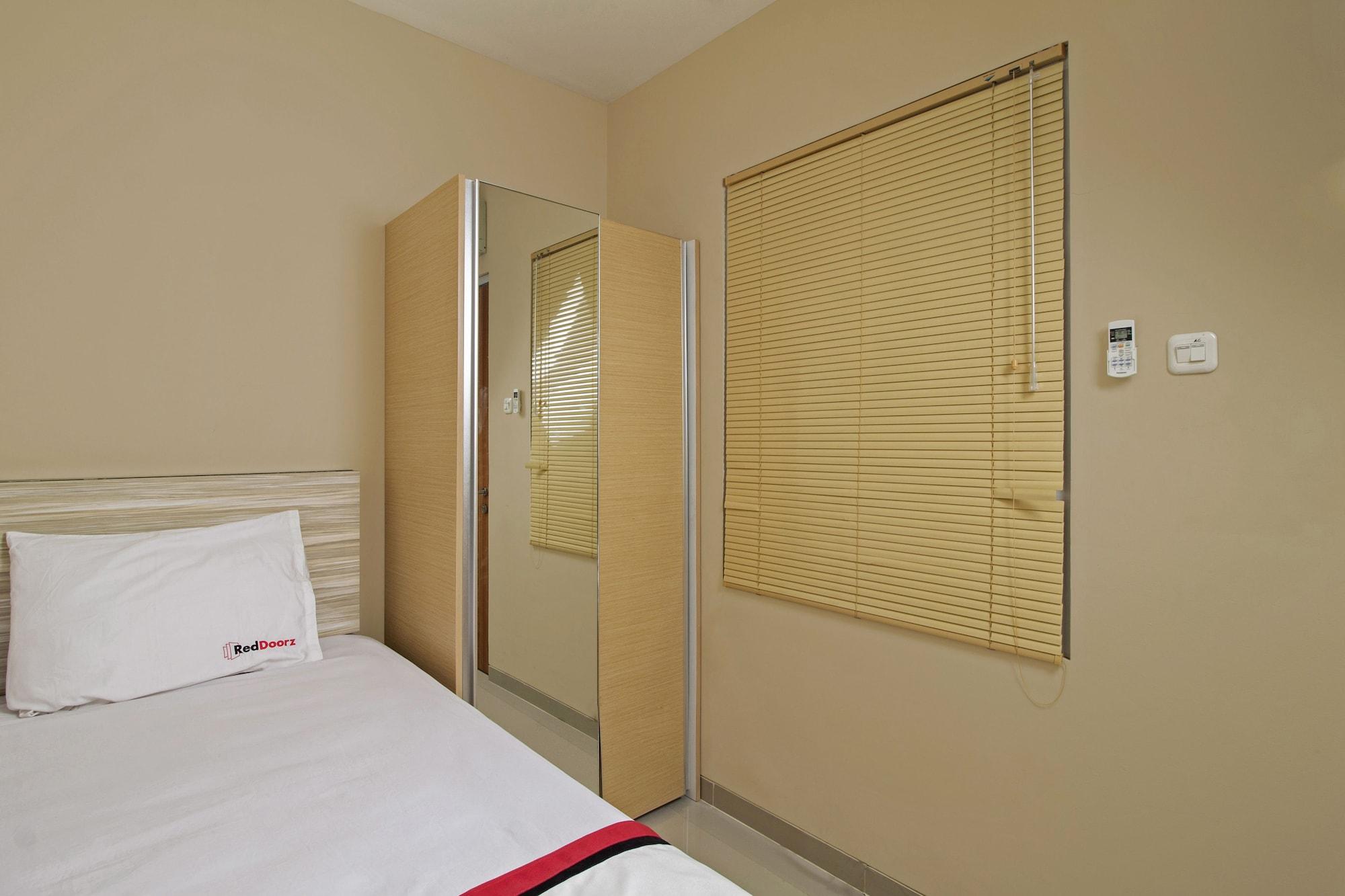 RedDoorz Plus @ Setiabudi Tengah Jakarta Bagian luar foto