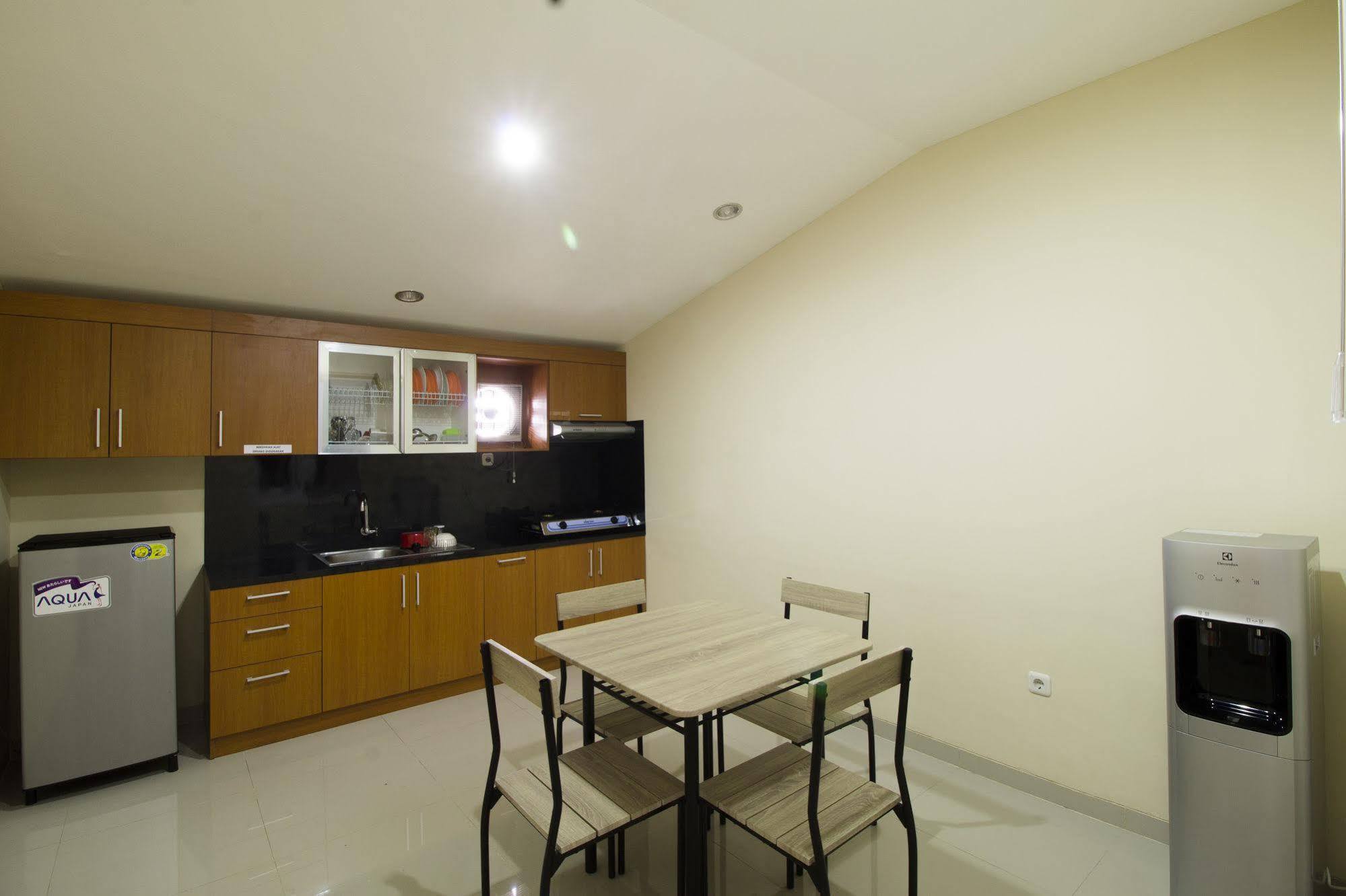 RedDoorz Plus @ Setiabudi Tengah Jakarta Bagian luar foto