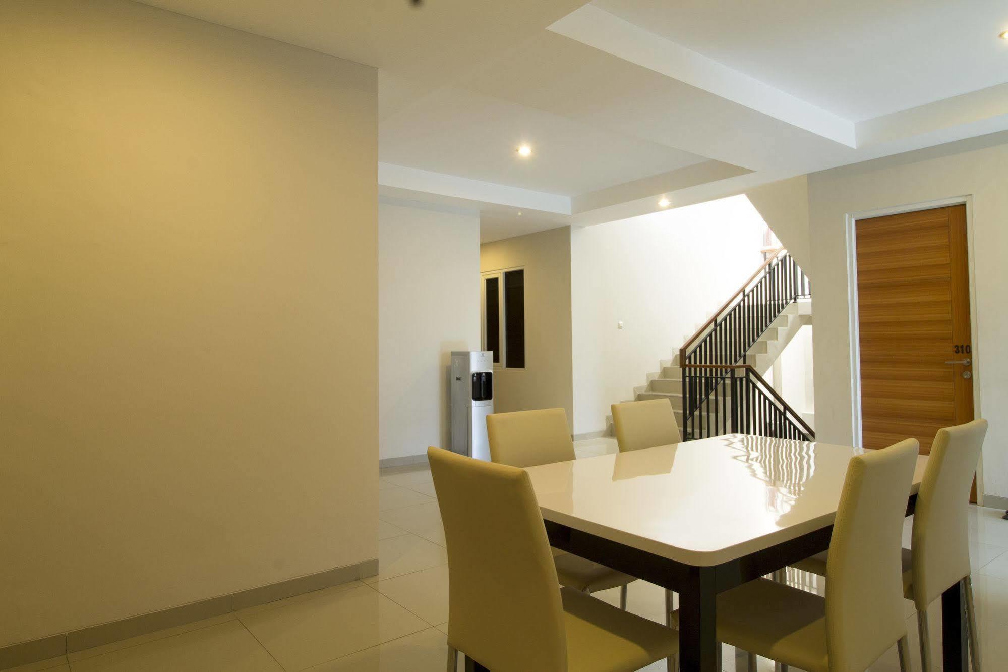RedDoorz Plus @ Setiabudi Tengah Jakarta Bagian luar foto